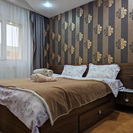 Modern Oasis With A Cozy Fireplace Your Stylish Apartment Minutes From Downtown Bukarest Eksteriør billede