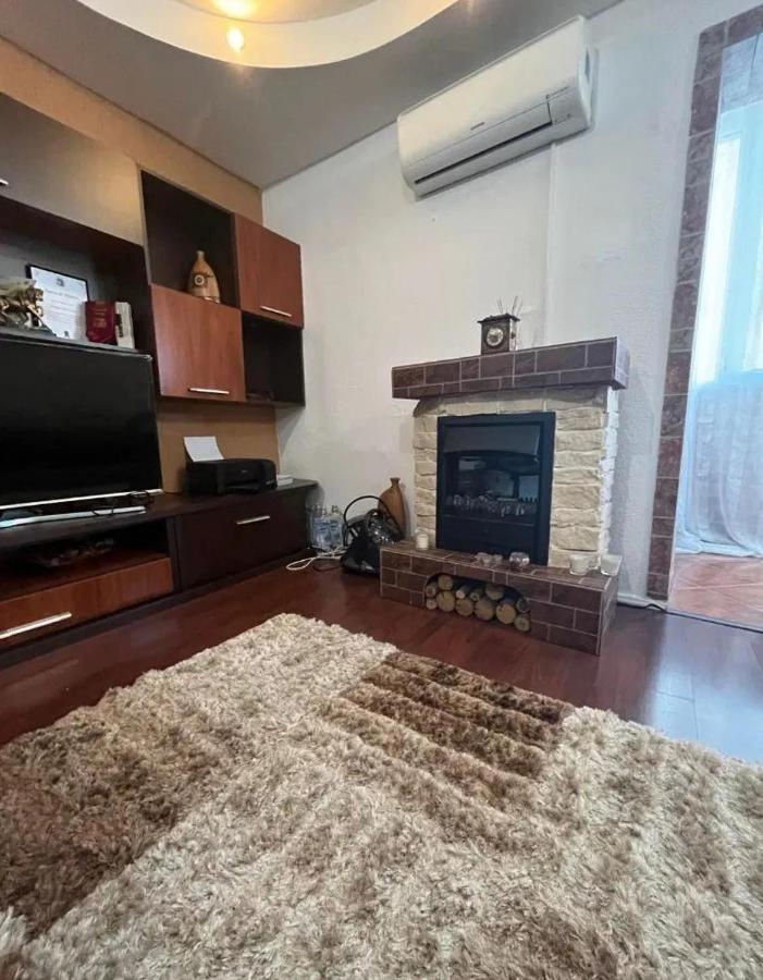 Modern Oasis With A Cozy Fireplace Your Stylish Apartment Minutes From Downtown Bukarest Eksteriør billede