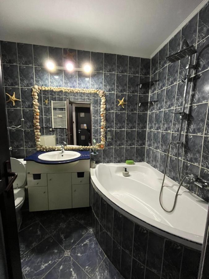 Modern Oasis With A Cozy Fireplace Your Stylish Apartment Minutes From Downtown Bukarest Eksteriør billede