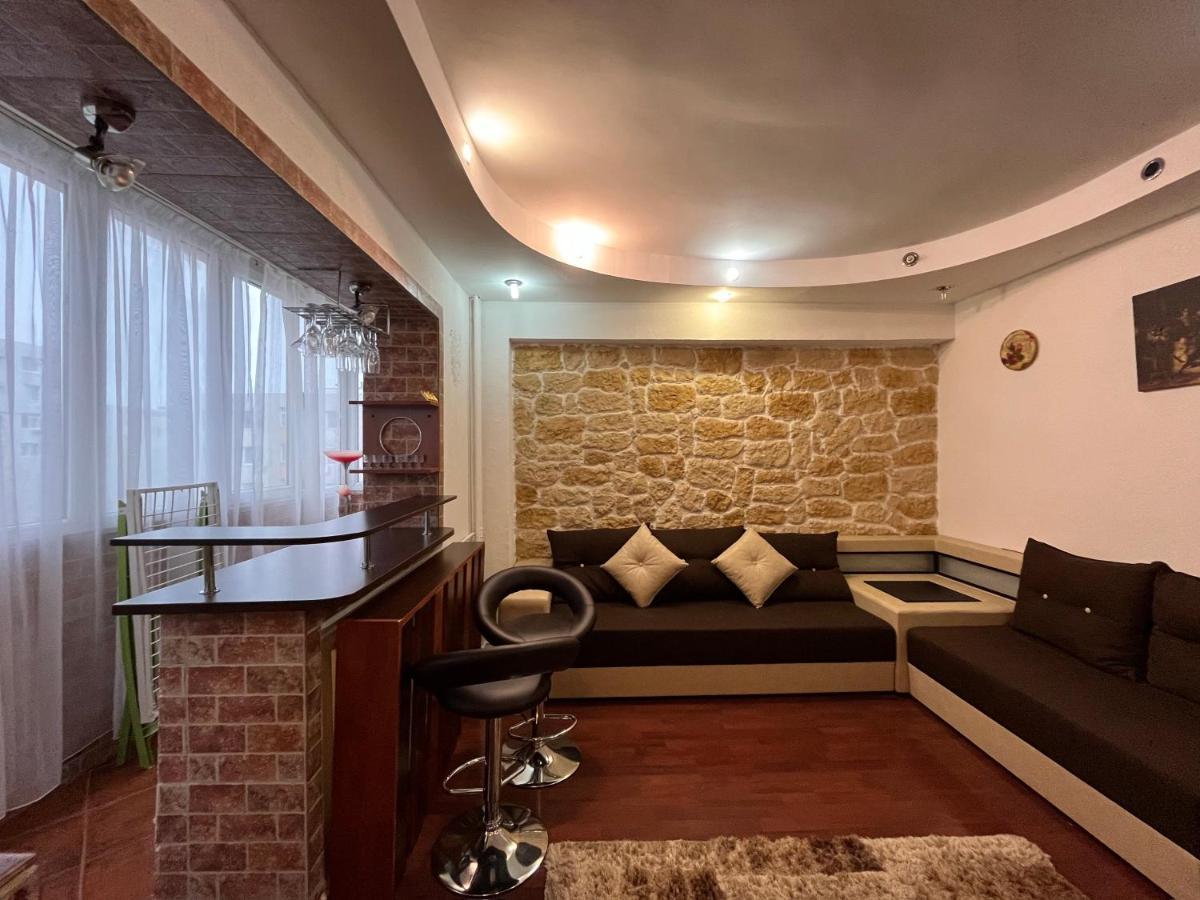 Modern Oasis With A Cozy Fireplace Your Stylish Apartment Minutes From Downtown Bukarest Eksteriør billede